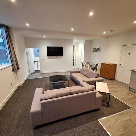 Centre Of The Town Apartment Whitchurch  Bagian luar foto