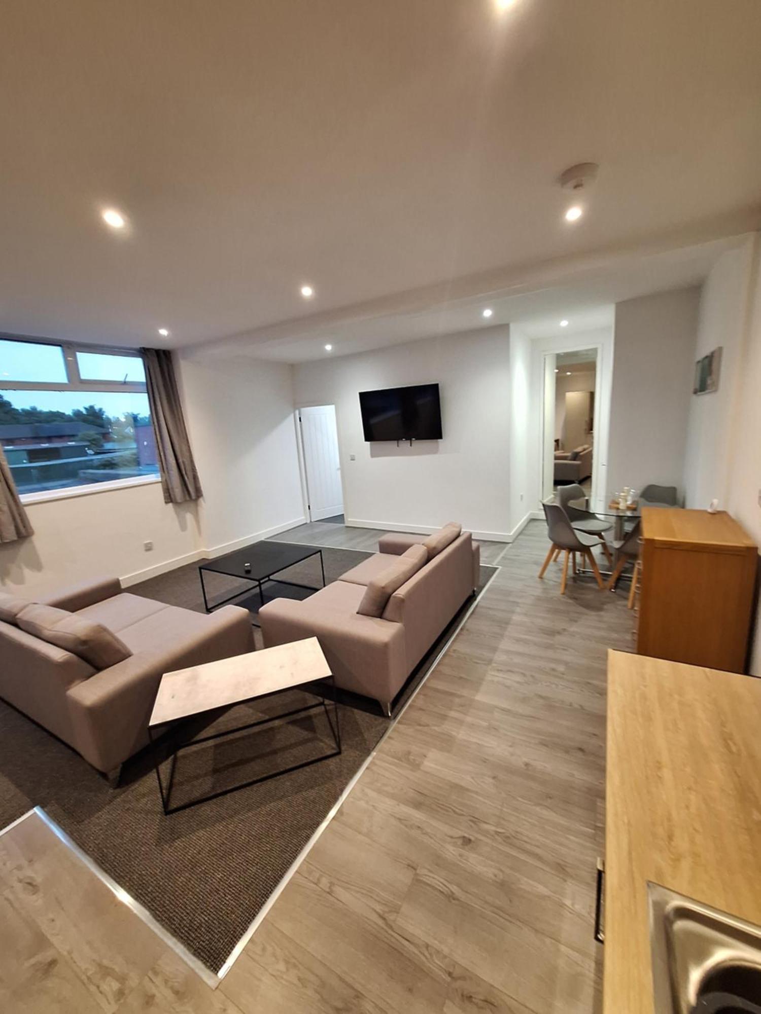 Centre Of The Town Apartment Whitchurch  Bagian luar foto