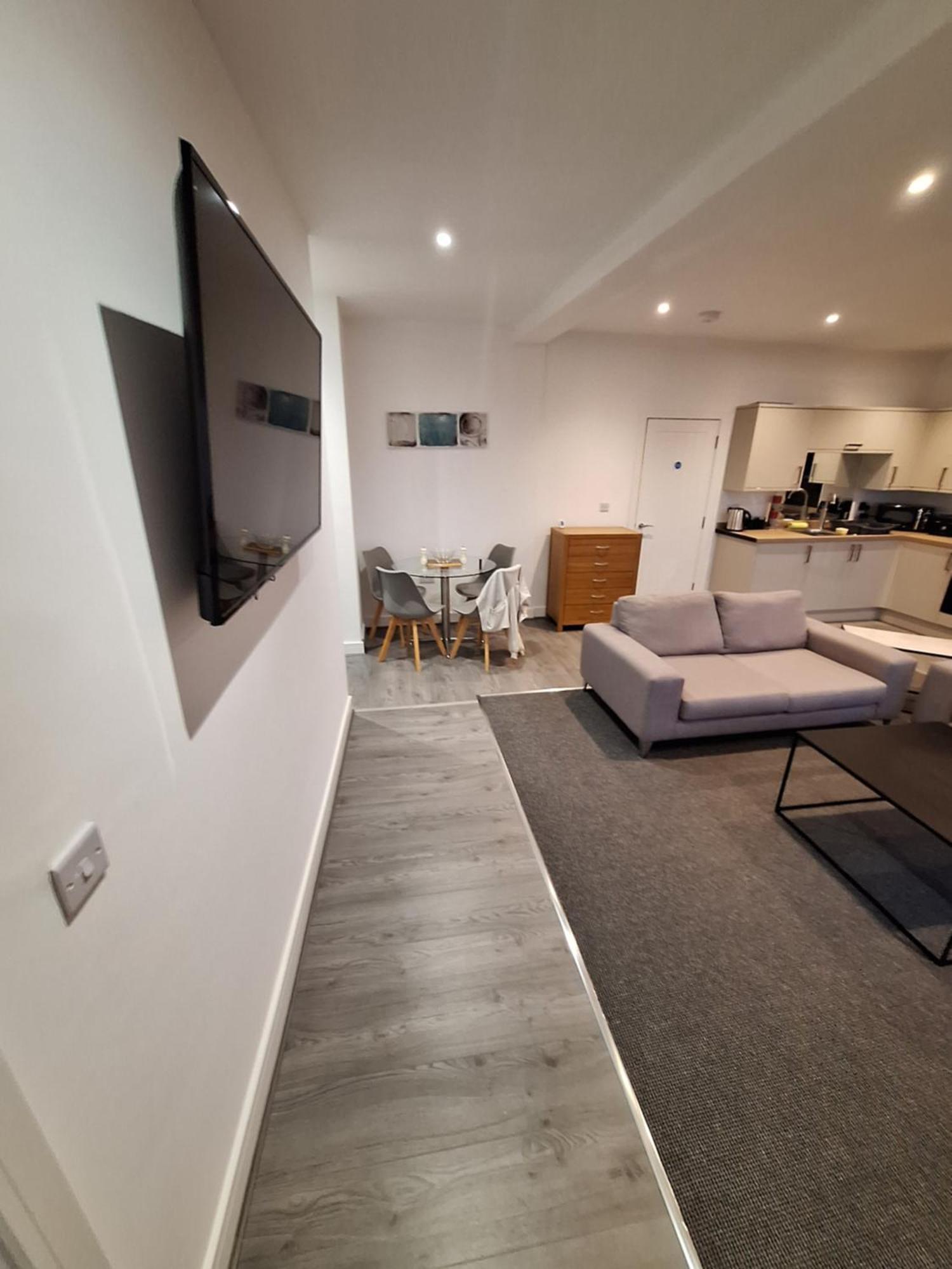 Centre Of The Town Apartment Whitchurch  Bagian luar foto